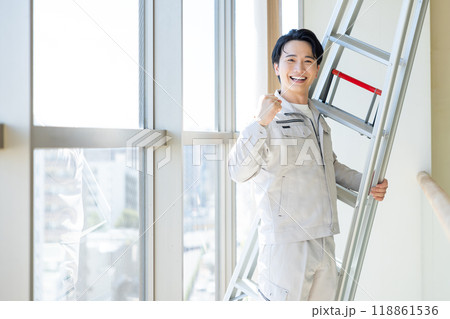 施工管理 脚立を持って作業服を着ている男性 施工管理 脚立を持って作業服を着ている男性 118861536