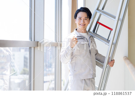 施工管理 脚立を持って作業服を着ている男性 施工管理 脚立を持って作業服を着ている男性 118861537