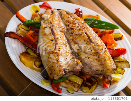 Grilled vegetables with fried scomber 118861701