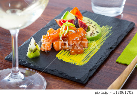 Tartare of raw tuna with avocado and spicy mango sauce 118861702