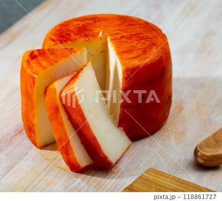 Tasty french goat cheese with pepper, slices at wooden desk 118861727