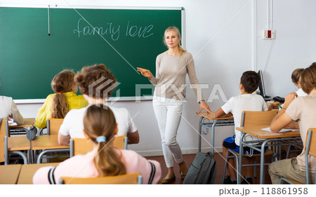 Teacher explaining subject to pupils 118861958