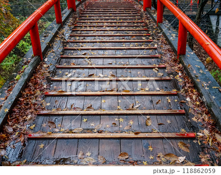 晩秋の伊香保温泉 河鹿橋の紅葉（群馬県渋川市） 118862059