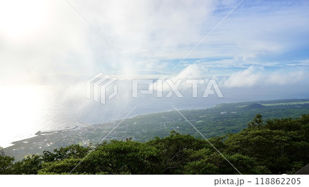 三原山から見た伊豆大島と太平洋 三原山から見た伊豆大島と太平洋 118862205