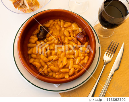 Beans stewed with pork, blood sausage and chorizo in clayware 118862392