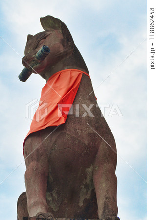 京都  伏見稲荷大社　狛狐（京都府京都市伏見区） 118862458