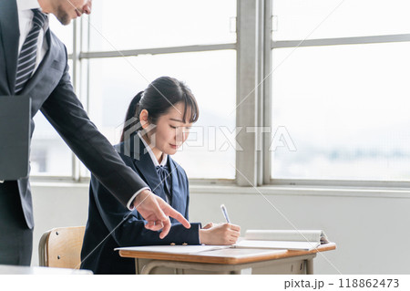学校で日本人の女子高生を指導する外国人講師（英語・英会話） 118862473