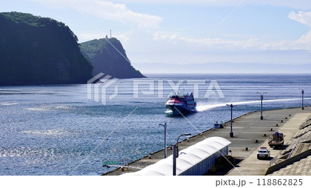 伊豆大島の埠頭から見える高速ジェット船 118862825