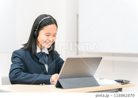 タブレットを使って勉強する制服姿の小学生・中学生・高校生の子供(ICT教育・授業・生徒) タブレットを使って勉強する制服姿の小学生・中学生・高校生の子供(ICT教育・授業・生徒) 118862870