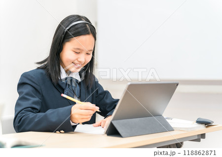 タブレットを使って勉強する制服姿の小学生・中学生・高校生の子供(ICT教育・授業・生徒) タブレットを使って勉強する制服姿の小学生・中学生・高校生の子供(ICT教育・授業・生徒) 118862871