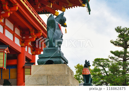 京都 伏見稲荷大社 美しい楼門と狛狐（京都府京都市伏見区） 118862875