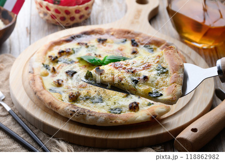 ゴルゴンゾーラとはちみつのピザ 118862982