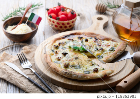 ゴルゴンゾーラとはちみつのピザ 118862983