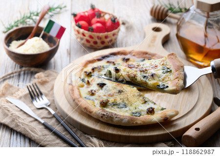 ゴルゴンゾーラとはちみつのピザ 118862987