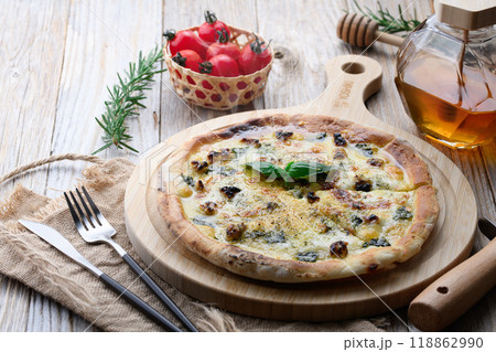 ゴルゴンゾーラとはちみつのピザ 118862990