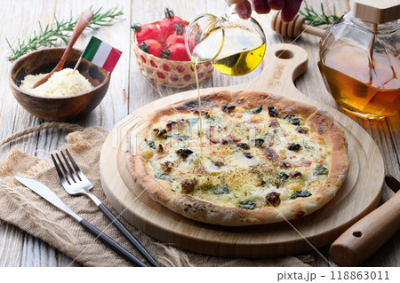 ゴルゴンゾーラとはちみつのピザ 118863011