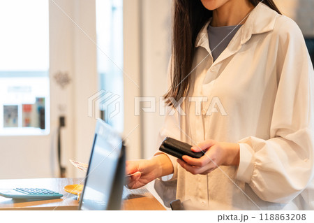 beauty parlor 118863208