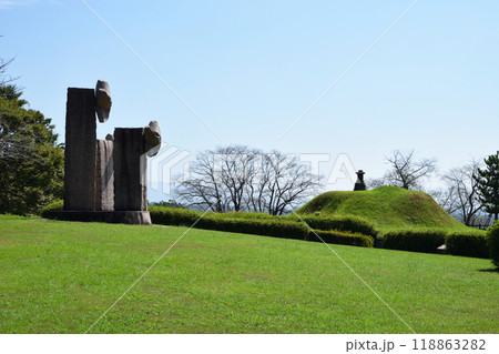 石のかざぐるまと茶臼塚古墳 118863282