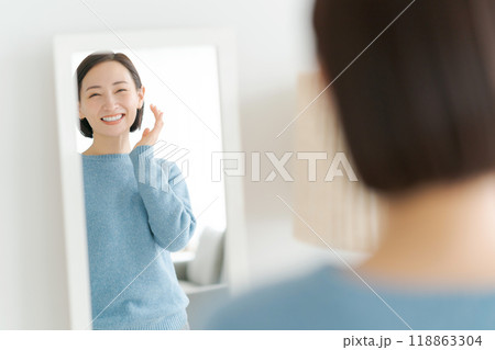 鏡を見て微笑む女性 118863304