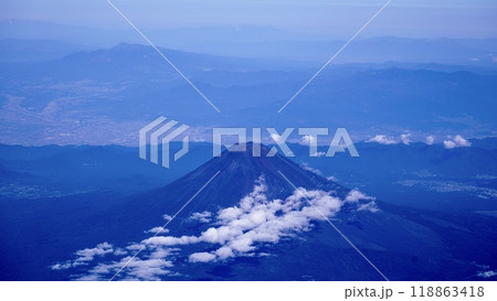 飛行機から見た雲海の合間に見える富士山 飛行機から見た雲海の合間に見える富士山 118863418