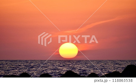 伊豆諸島新島前浜海岸の夕焼け 伊豆諸島新島前浜海岸の夕焼け 118863538