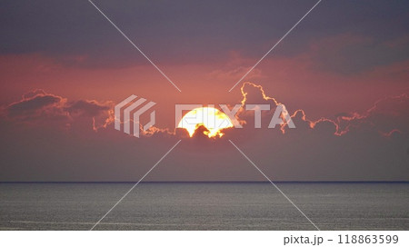 沖縄県慶良間諸島阿嘉島の天城展望台から見た夕焼け 沖縄県慶良間諸島阿嘉島の天城展望台から見た夕焼け 118863599