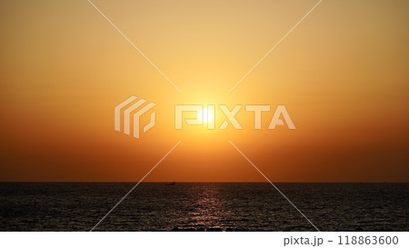 沖縄県慶良間諸島阿嘉島の天城展望台から見た夕焼け 沖縄県慶良間諸島阿嘉島の天城展望台から見た夕焼け 118863600