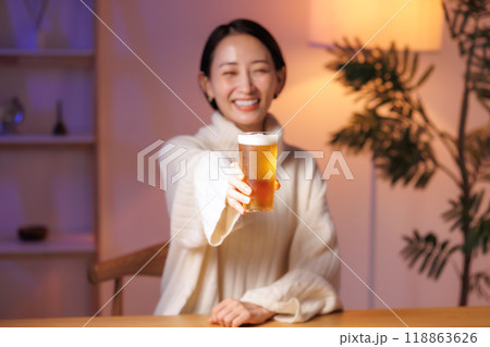 ビールを飲む女性 118863626