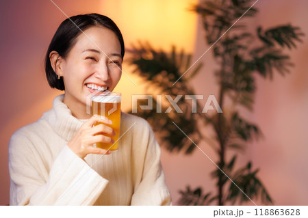 ビールを飲む女性 118863628