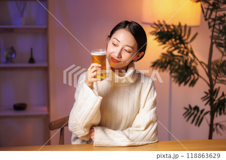 ビールを飲む女性 118863629