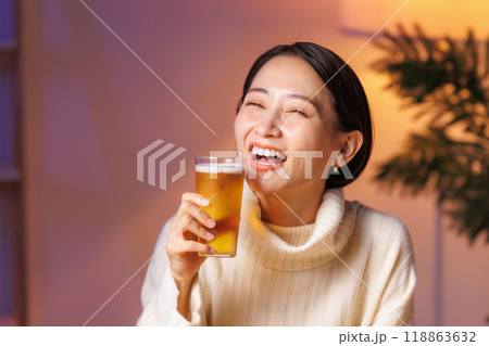 ビールを飲む女性 118863632