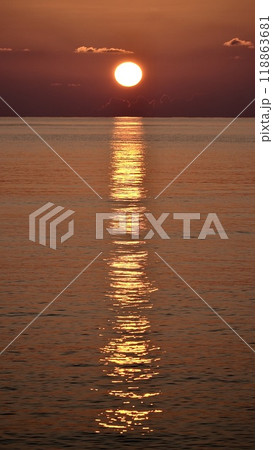 沖縄県慶良間諸島阿嘉島の天城展望台から見た夕焼け 118863681