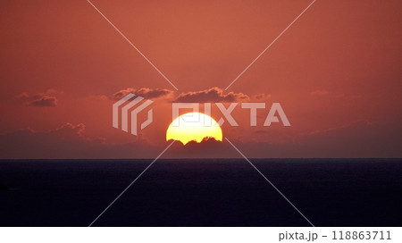 沖縄県慶良間諸島阿嘉島の天城展望台から見た夕焼け 118863711