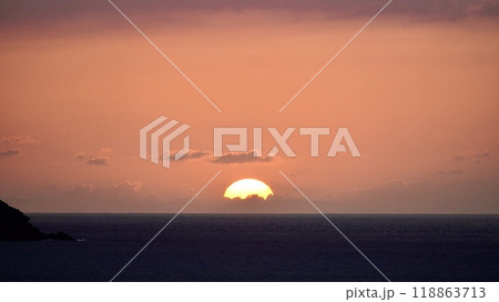 沖縄県慶良間諸島阿嘉島の天城展望台から見た夕焼け 沖縄県慶良間諸島阿嘉島の天城展望台から見た夕焼け 118863713