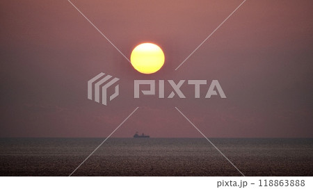 沖縄県慶良間諸島阿嘉島の天城展望台から見た夕焼けと海とフェリーの風景 沖縄県慶良間諸島阿嘉島の天城展望台から見た夕焼けと海とフェリーの風景 118863888
