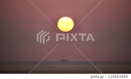 沖縄県慶良間諸島阿嘉島の天城展望台から見た夕焼けと海とフェリーの風景 沖縄県慶良間諸島阿嘉島の天城展望台から見た夕焼けと海とフェリーの風景 118863889