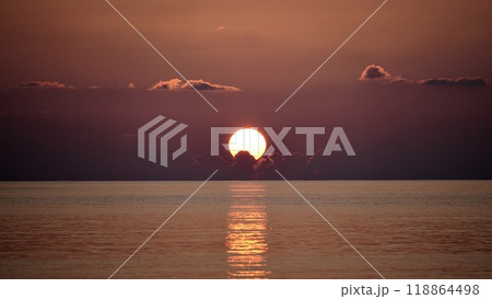 沖縄県慶良間諸島阿嘉島の天城展望台から見た夕焼け 沖縄県慶良間諸島阿嘉島の天城展望台から見た夕焼け 118864498