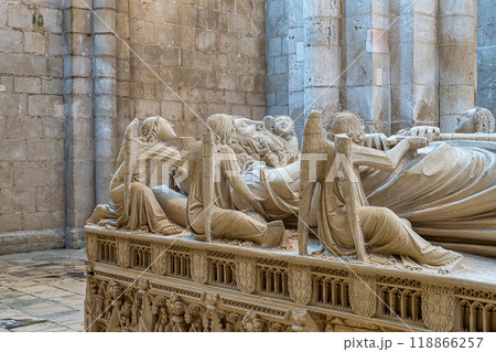 The tomb of king Pedro I in the Alcobaca Monastery at Alcobaca, Portugal 118866257