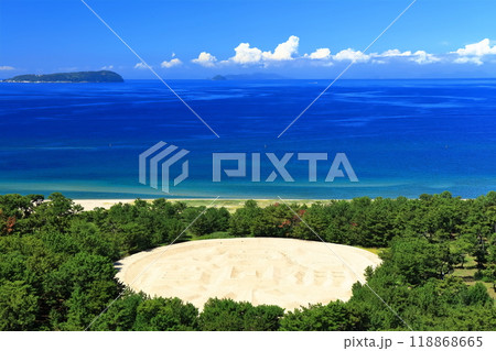 【香川県】晴天の銭形展望台から見た 銭形砂絵（琴弾公園）  118868665