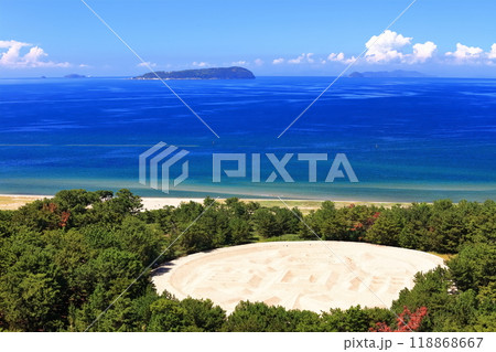 【香川県】晴天の銭形展望台から見た 銭形砂絵（琴弾公園）  118868667