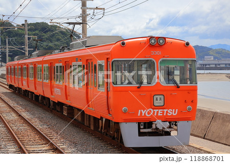 海沿いを走る伊予鉄3000系電車 118868701
