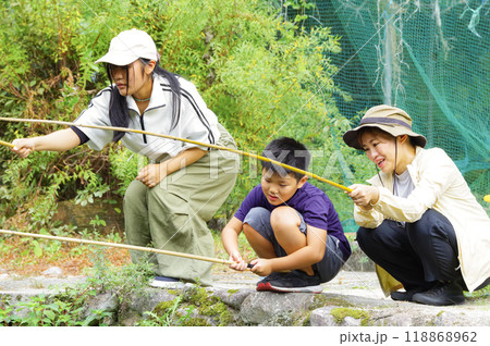 魚釣りを楽しむ親子 118868962