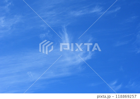 青空と白い雲、秋の雲 118869257