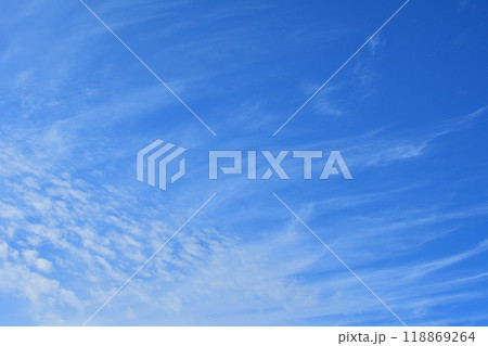 青空と白い雲、秋の雲 118869264