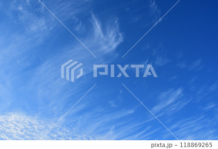 青空と白い雲、秋の雲 118869265