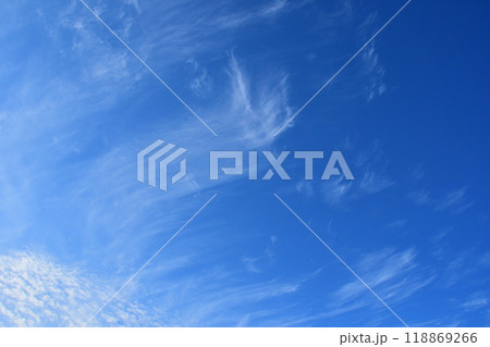 青空と白い雲、秋の雲 118869266