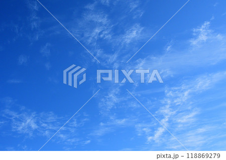 青空と白い雲、秋の雲 118869279