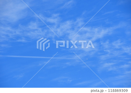 青空と白い雲、秋の雲 青空と白い雲、秋の雲 118869309