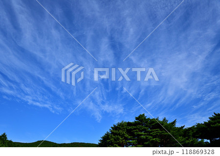 青空と白い雲、秋の雲 118869328