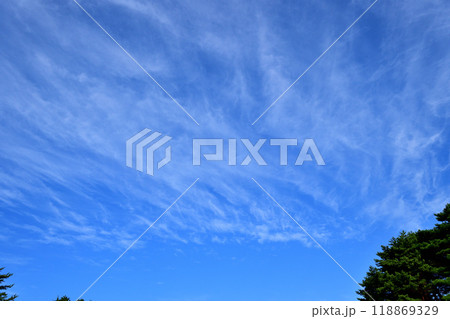 青空と白い雲、秋の雲 118869329